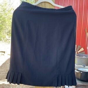 Worthington Skirt. Black. Size 8. Lined with bottom pleating.